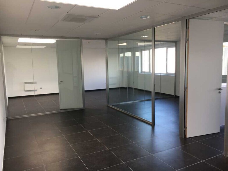 Office in Roncq for lease - Interior Photo - Image 3 of 6