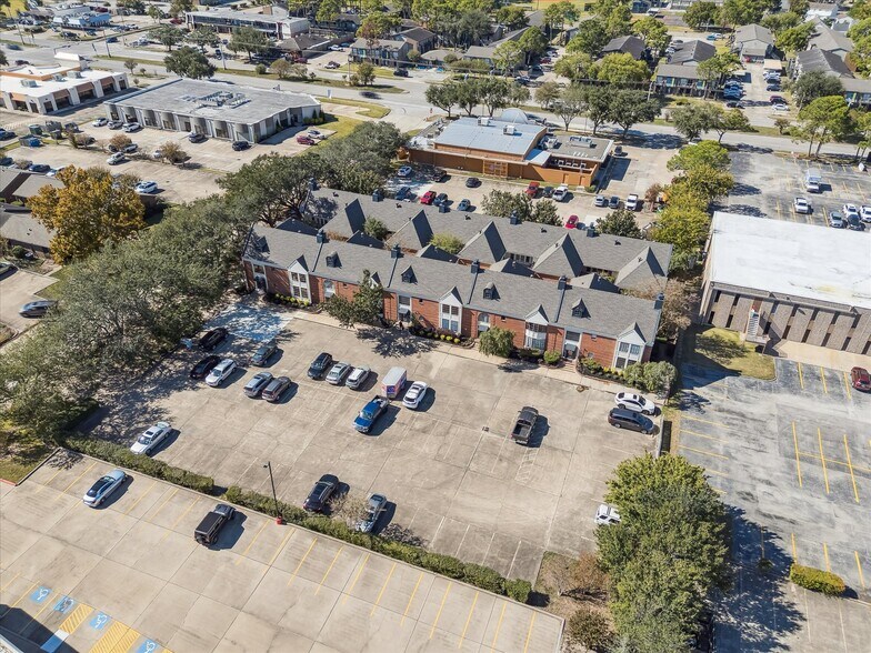 16815 Royal Crest Dr, Houston, TX à louer - Photo du bâtiment - Image 2 de 15