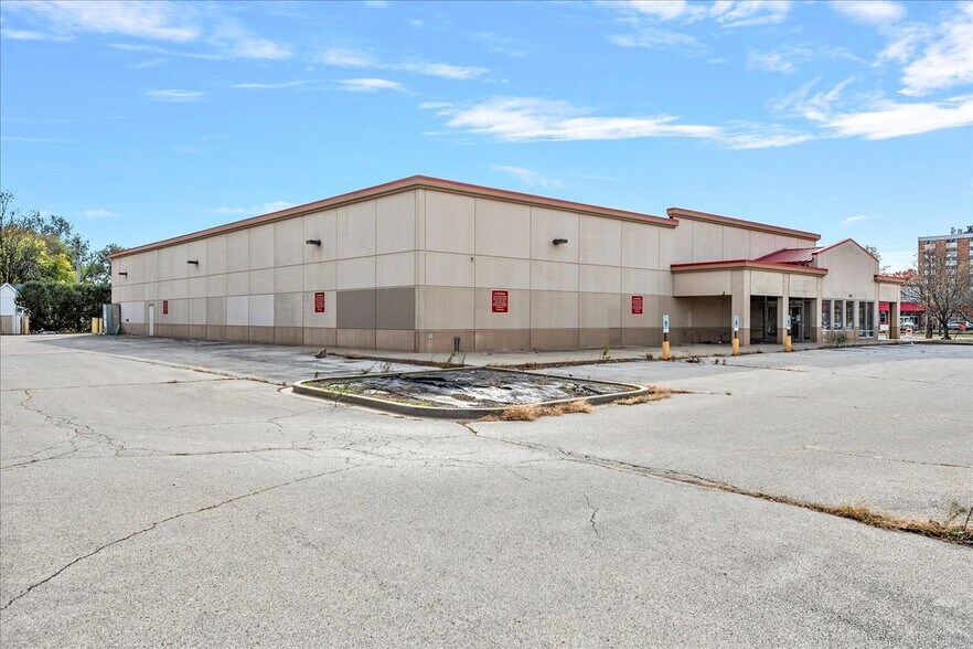 920 E North Grand Ave, Springfield, IL à louer - Photo du bâtiment - Image 2 de 19