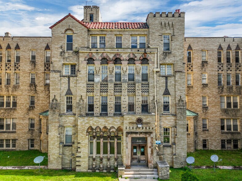 Palmer Park Apartment Complex portefeuille de 16 propriétés à vendre sur LoopNet.ca - Photo du bâtiment - Image 2 de 15