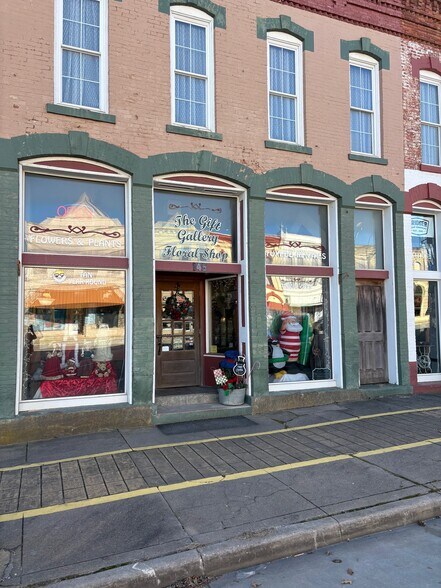 145 E Main St, Sedan, KS à vendre - Photo du bâtiment - Image 2 de 35