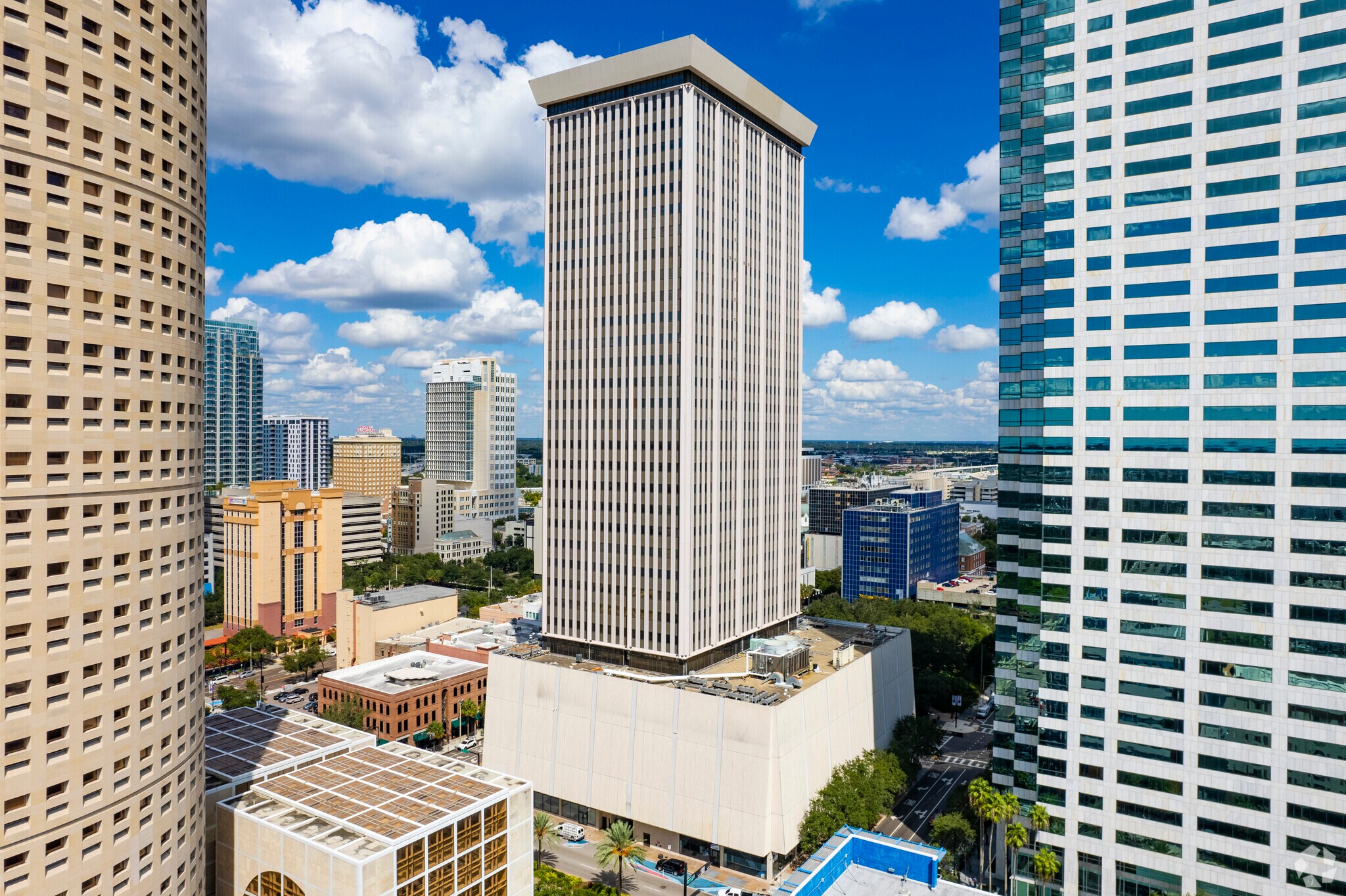 400 N Tampa St, Tampa, FL à louer Photo du bâtiment- Image 1 de 34