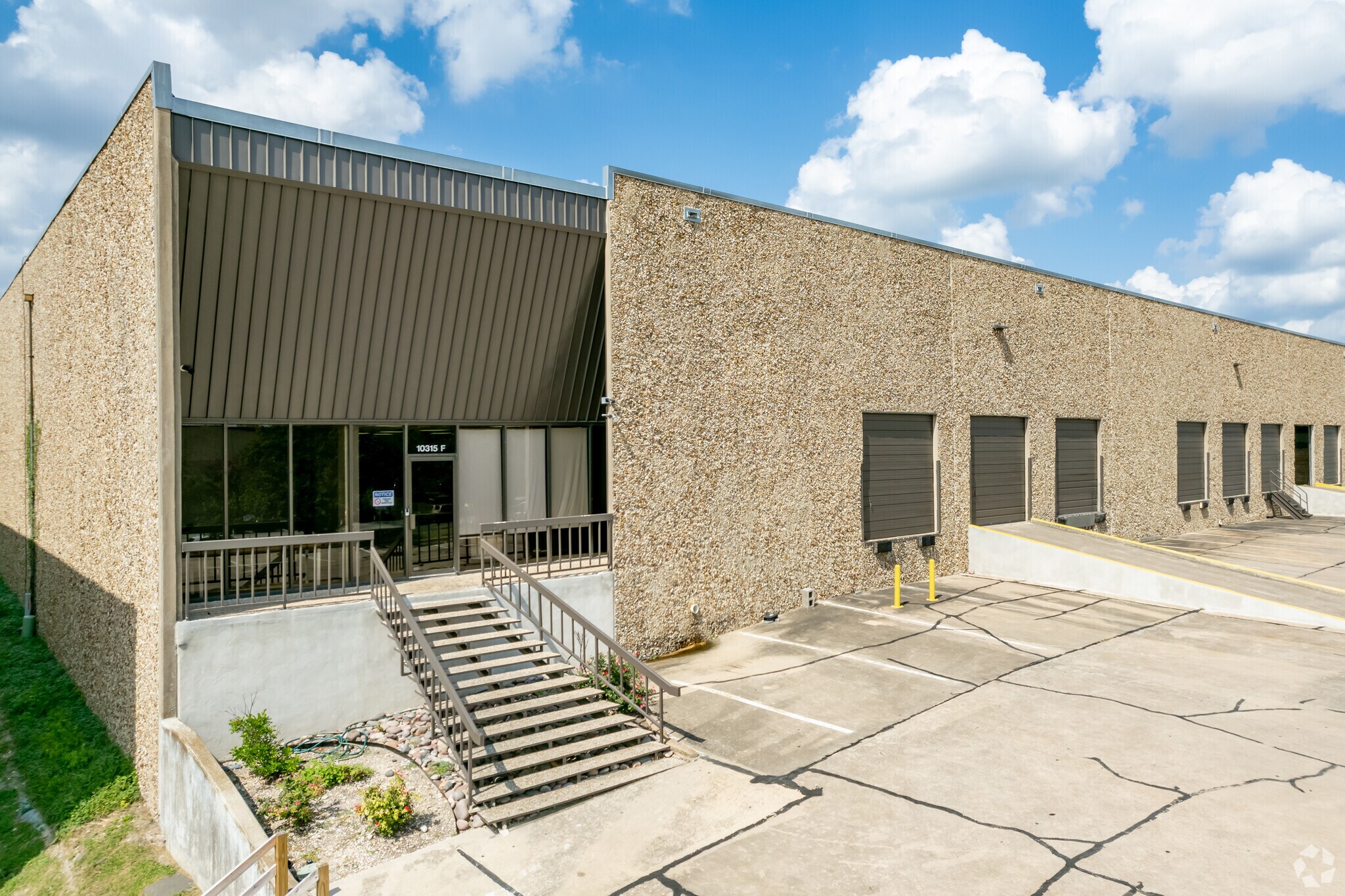 10315 Metropolitan Dr, Austin, TX à louer Photo du bâtiment- Image 1 de 6