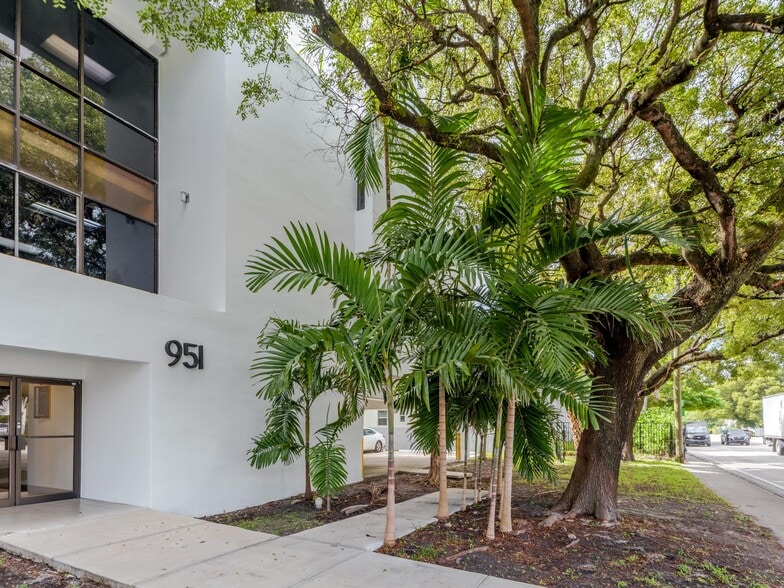951 S Le Jeune Rd, Coral Gables, FL for lease - Building Photo - Image 3 of 21