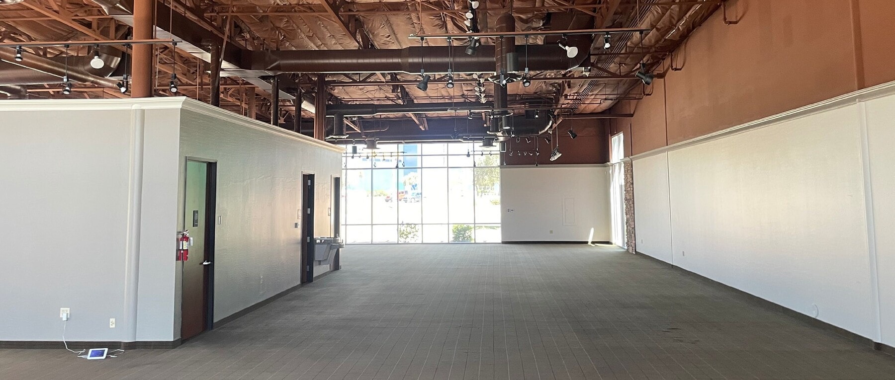 8425 S Emerald Dr, Tempe, AZ 85284 - Unit 100 -  - Interior Photo - Image 1 of 3