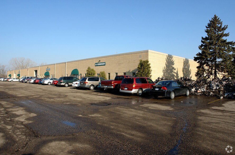 2021-2033 County Road C2 W, Roseville, MN à louer - Photo principale - Image 1 de 3