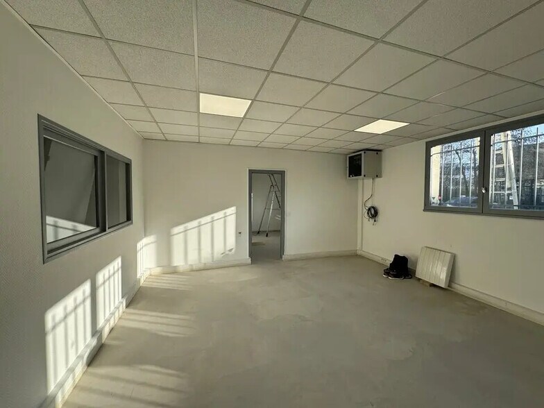 Flex in Émerainville for lease - Interior Photo - Image 3 of 11