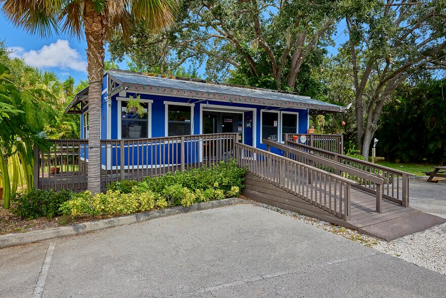 2155 NW Federal Hwy, Stuart, FL à vendre - Photo du bâtiment - Image 2 de 11