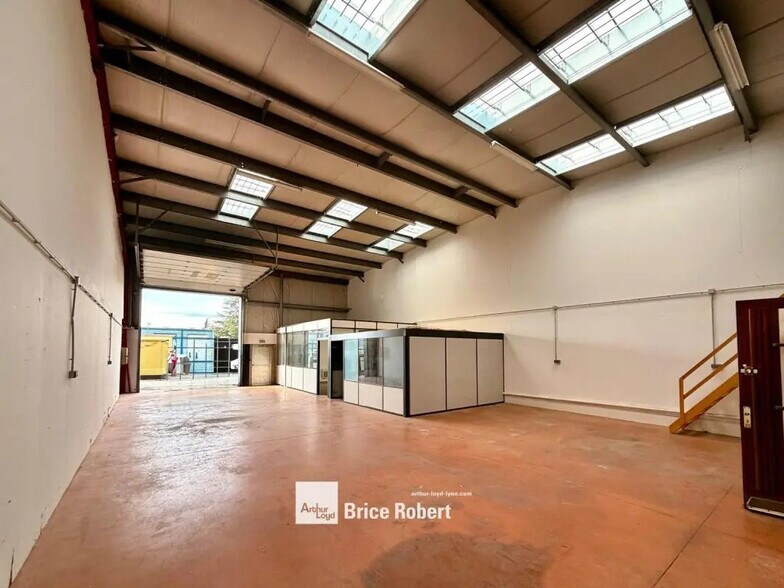 Office in Lentilly for lease - Interior Photo - Image 3 of 5