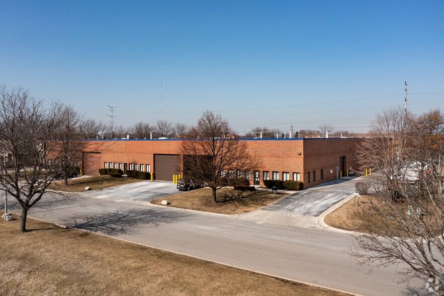 490 Windy Point Dr, Glendale Heights, IL à louer - Photo du bâtiment - Image 2 de 5