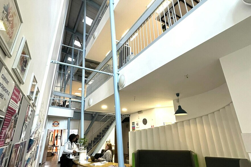 18-20 London Ln, Londres à louer - Hall d’entrée - Image 2 de 2