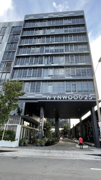 240 NW 25th St, Miami, FL à louer - Photo du bâtiment - Image 2 de 32