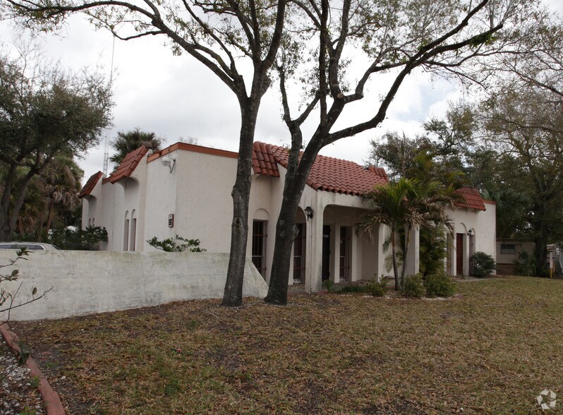 68 Pondella Rd, North Fort Myers, FL à vendre - Photo du bâtiment - Image 2 de 3