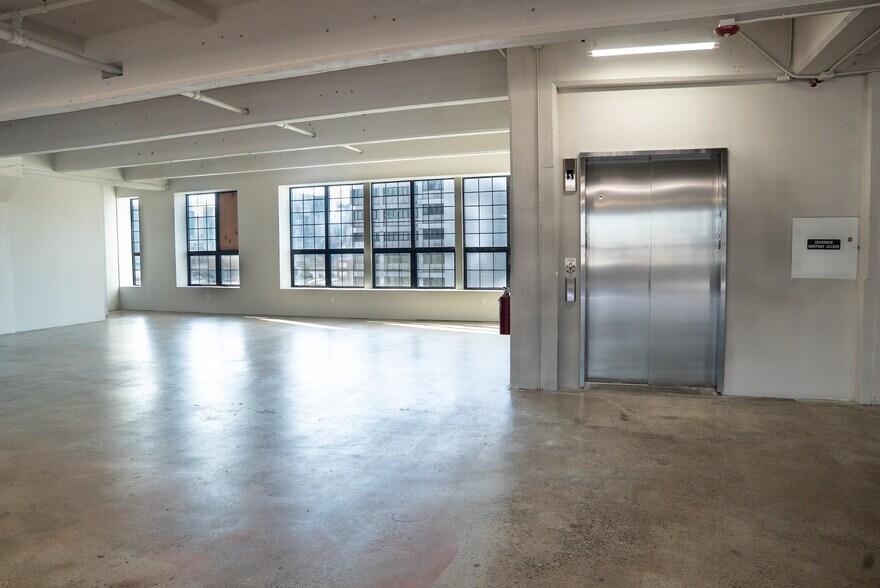 42-45 12th St, Long Island City, NY à louer - Photo du bâtiment - Image 2 de 12