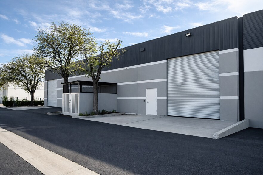1341-1351 Vanguard Dr, Oxnard, CA à vendre - Photo du bâtiment - Image 3 de 5