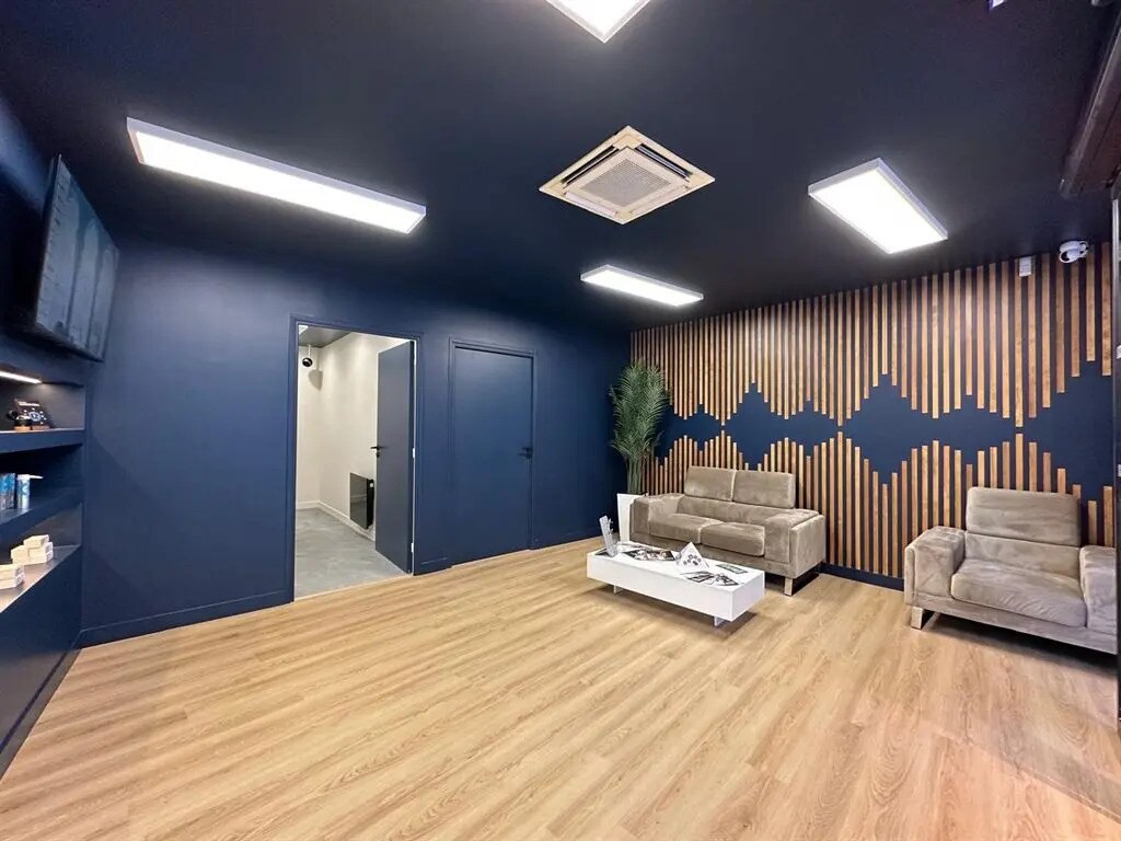 Retail in Melun for lease Interior Photo- Image 1 of 6