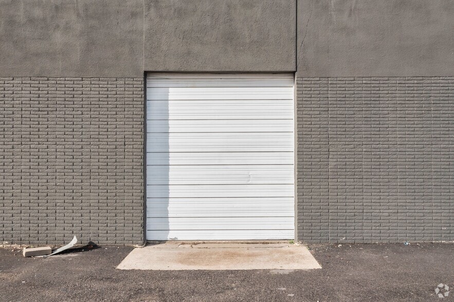 11649 Chairman Dr, Dallas, TX for lease - Building Photo - Image 3 of 3
