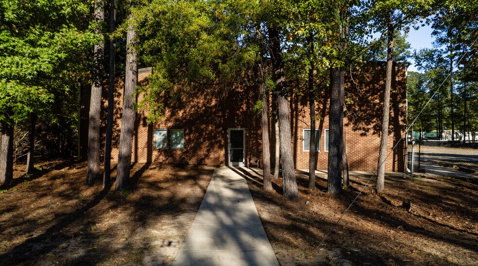 2420 Kiss Dr, Durham, NC à louer - Photo du bâtiment - Image 3 de 12