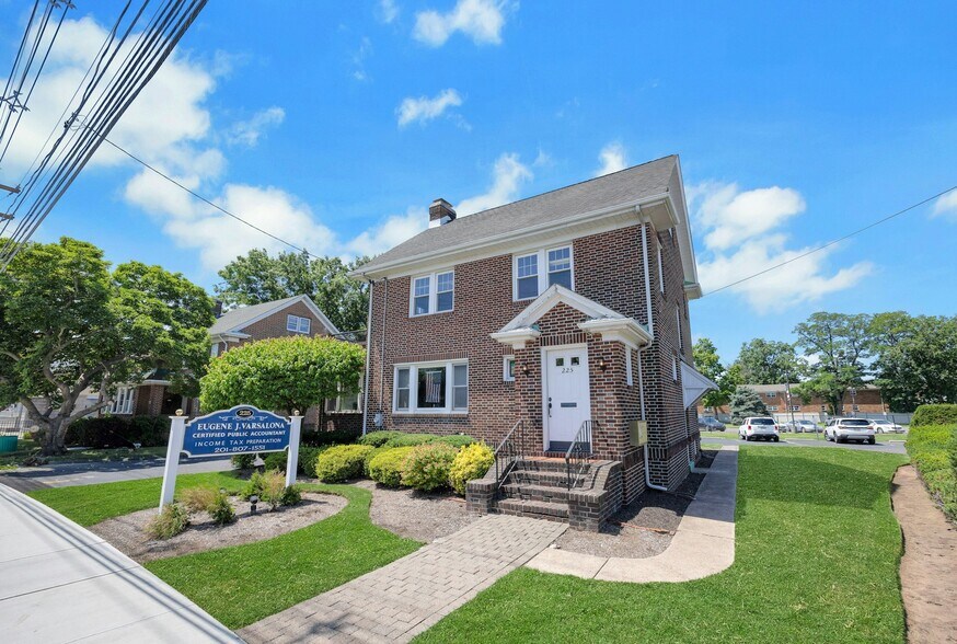 225 Liberty St, Little Ferry, NJ à vendre - Photo du bâtiment - Image 2 de 42