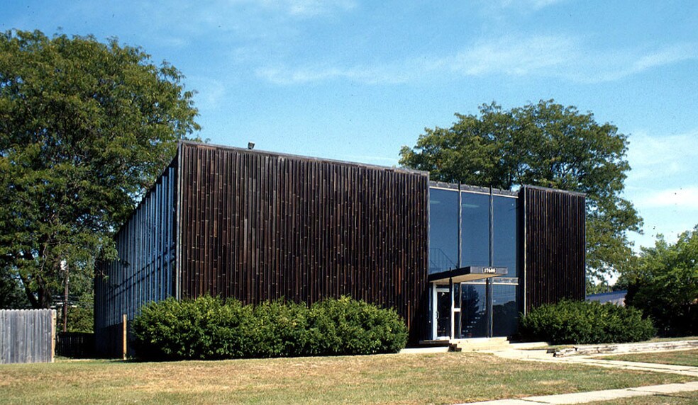 17600 Northland Park Ct, Southfield, MI à vendre - Photo du bâtiment - Image 2 de 3