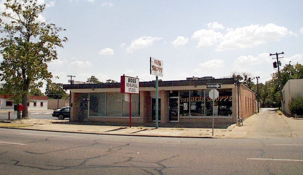 208 E Irving Blvd, Dallas, TX for sale - Building Photo - Image 3 of 9