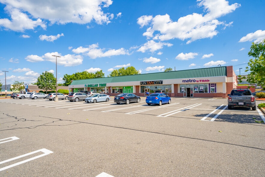 Manchester Marketplace portfolio of 5 properties for sale on LoopNet.ca - Building Photo - Image 3 of 5