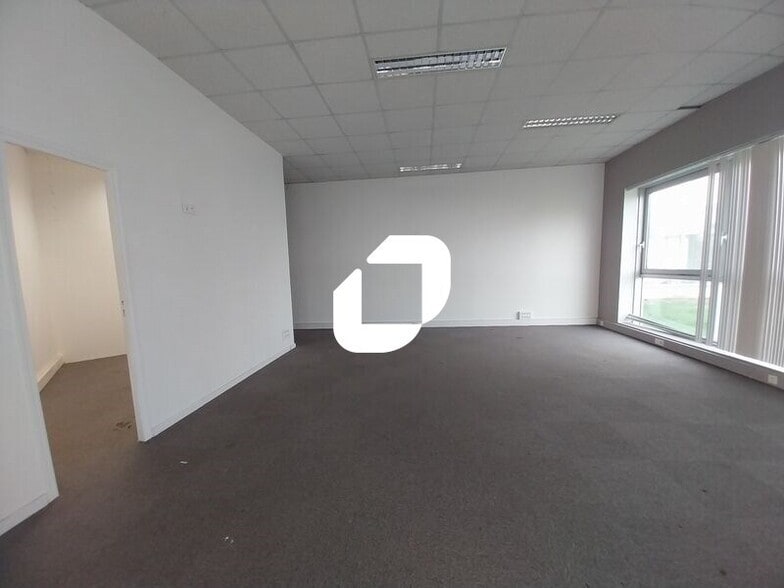 Office in Les Essarts-le-Roi for lease - Interior Photo - Image 3 of 9