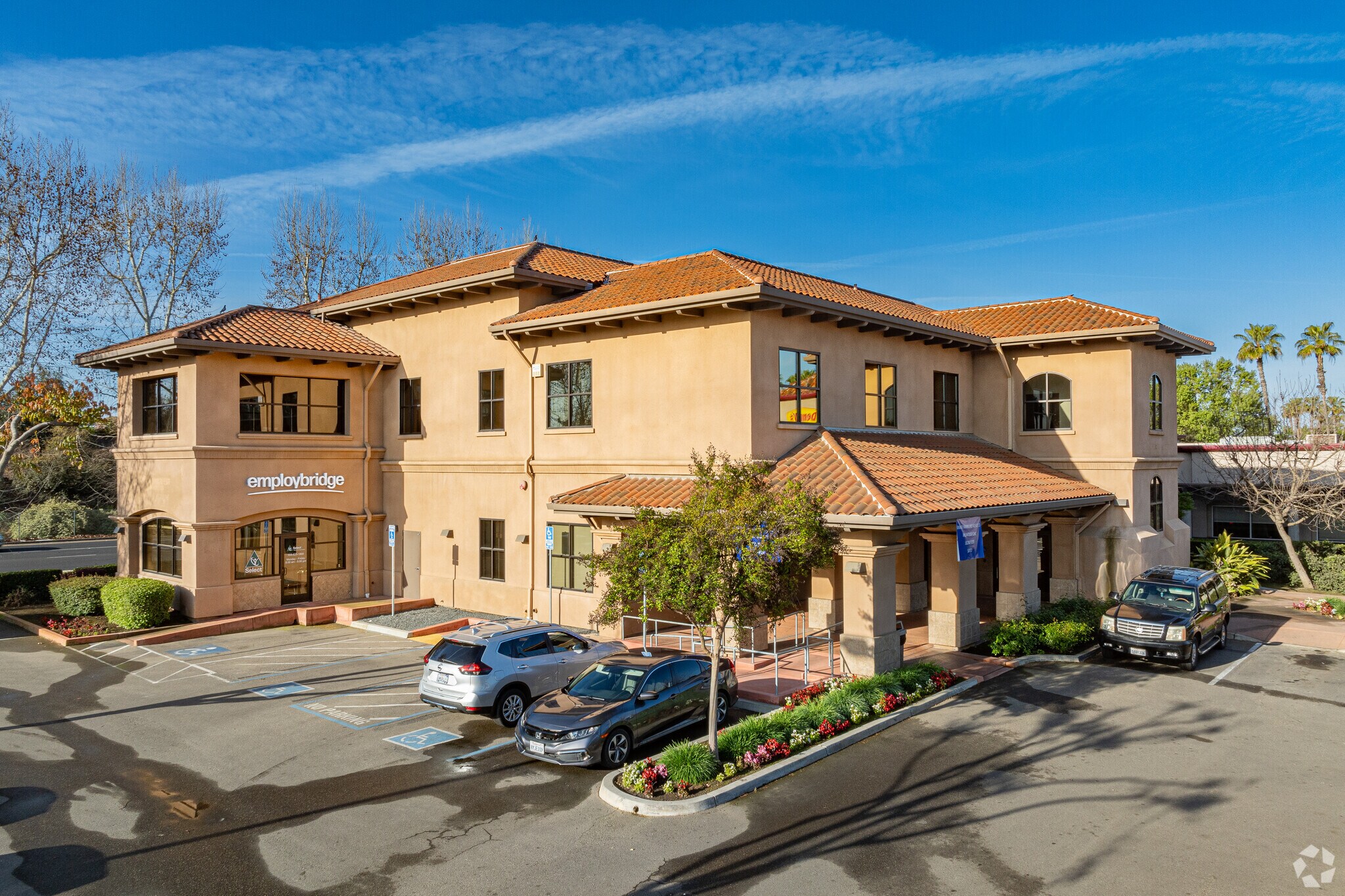 220 S Akers St, Visalia, CA à vendre Photo du bâtiment- Image 1 de 1