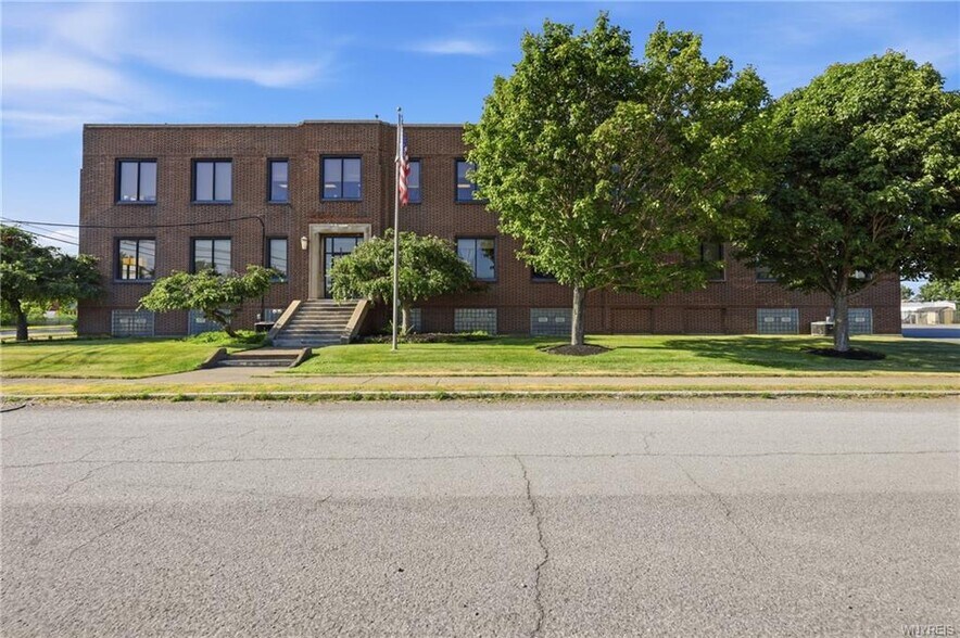 2558 Hamburg Tpke, Buffalo, NY à vendre - Photo du bâtiment - Image 1 de 22