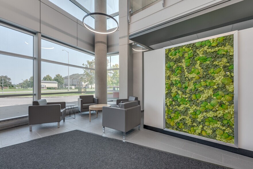 310 Hunt Club Rd, Ottawa, ON for lease - Lobby - Image 2 of 7
