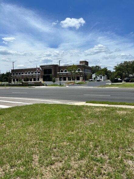 706 N Orange Ave, Green Cove Springs, FL à vendre - Photo du bâtiment - Image 3 de 7