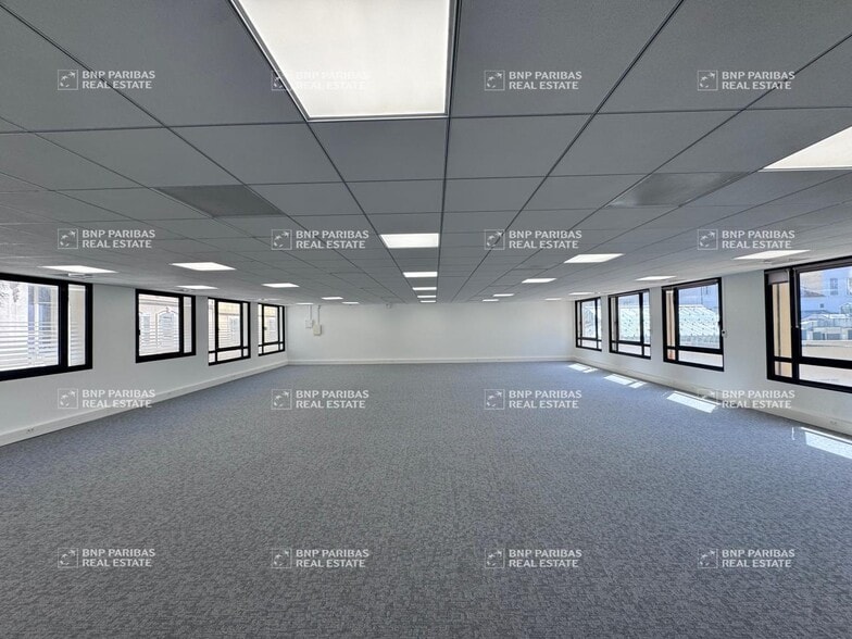 Office in Marseille for lease - Interior Photo - Image 3 of 6