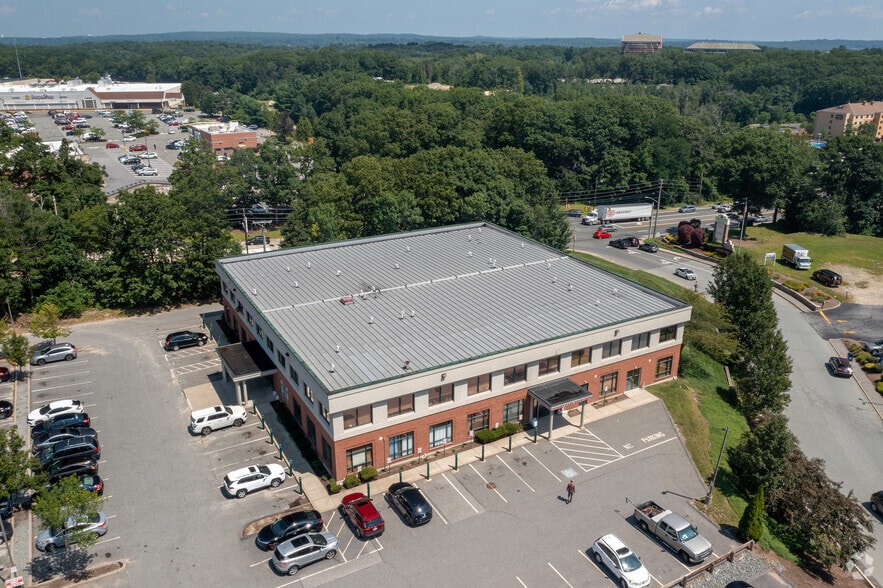 2 Wake Robin Rd, Lincoln, RI à louer - Photo du bâtiment - Image 2 de 8