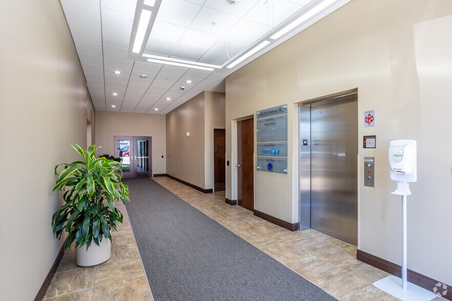 600 3rd Ave SE, Cedar Rapids, IA à louer - Photo du bâtiment - Image 2 de 24