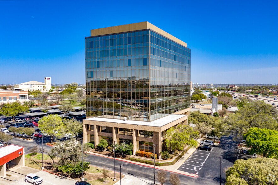 6243 W Interstate 10, San Antonio, TX à louer - Photo du bâtiment - Image 2 de 3