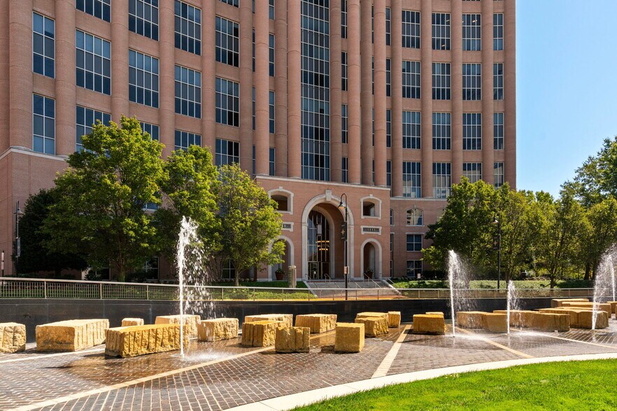 8000 Towers Crescent Dr, Vienna, VA à louer - Photo du bâtiment - Image 3 de 35