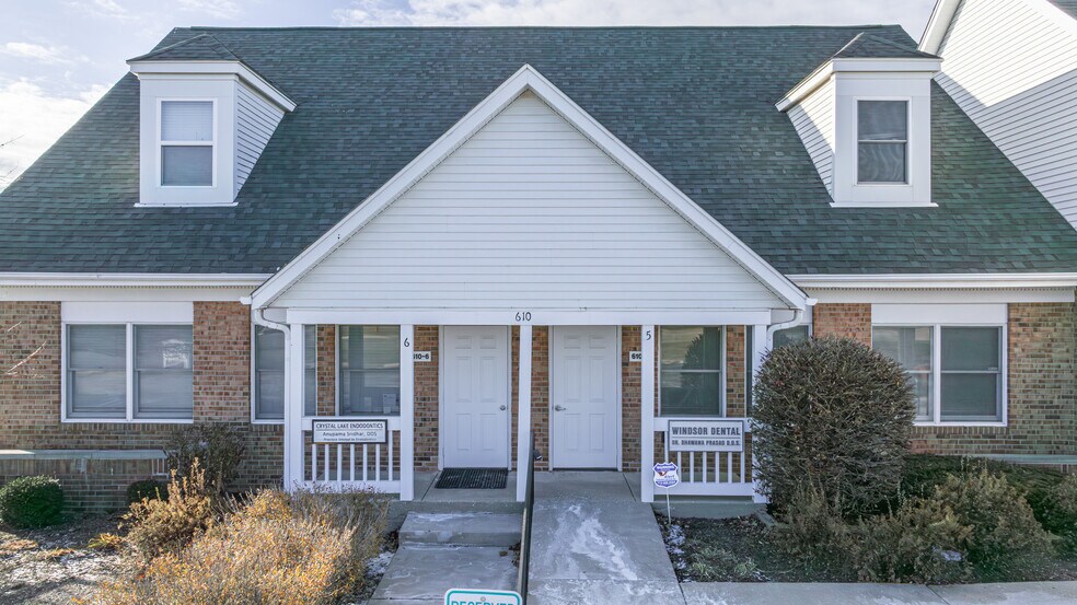 610 Crystal Point Dr, Crystal Lake, IL à louer - Photo du bâtiment - Image 1 de 20