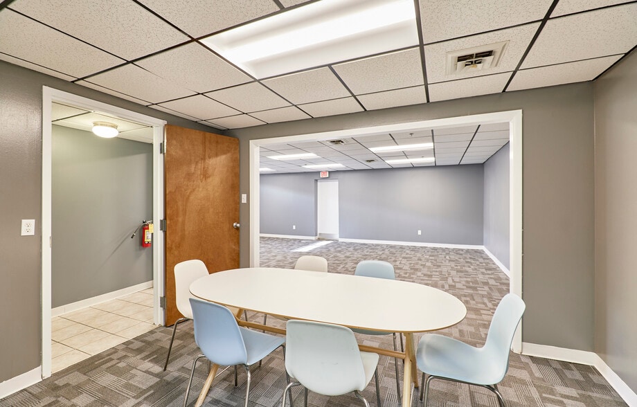 2101 Parkway Dr, Saint Peters, MO for lease - Interior Photo - Image 3 of 37