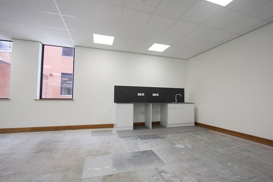 Parkway, Fareham for lease - Interior Photo - Image 3 of 7