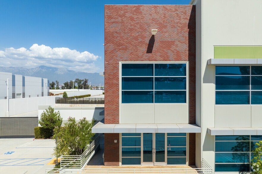 14518 Santa Ana Ave, Fontana, CA for lease - Building Photo - Image 3 of 4