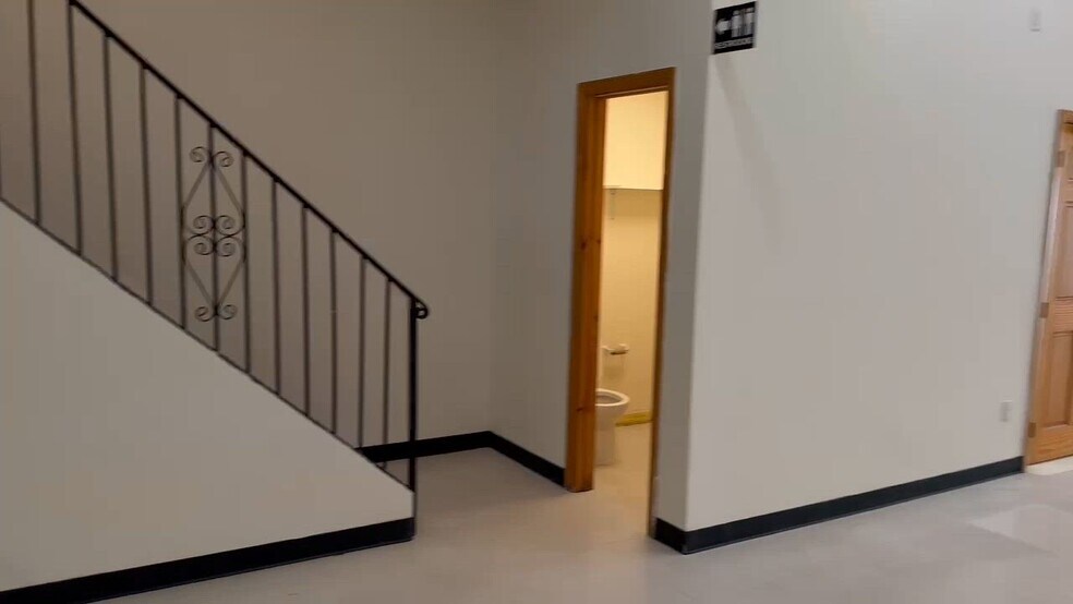 10465 Roosevelt Ave, Flushing, NY à louer - Vidéo sur l’inscription commerciale - Image 2 de 7