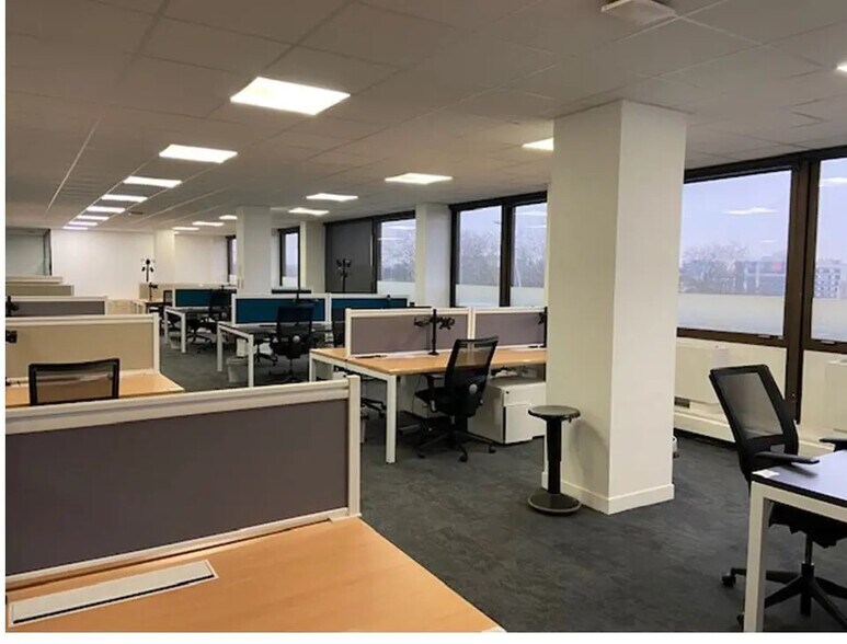 Bureau dans Saint-Cloud à louer - Photo du bâtiment - Image 2 de 5