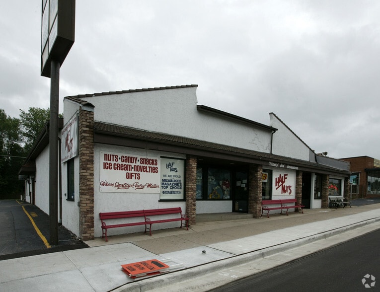 9617-9619, 9633-9635 W GREENFIELD AVE portfolio of 2 properties for sale on LoopNet.ca - Building Photo - Image 2 of 6