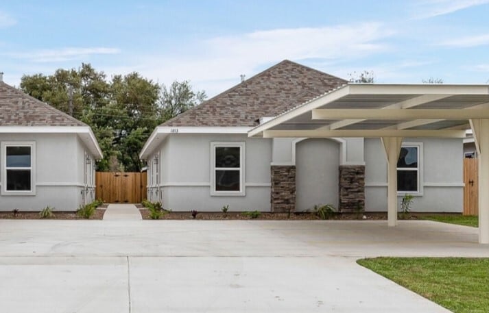 Fourplexes at Airport Heights Weslaco portfolio of 4 properties for sale on LoopNet.ca - Primary Photo - Image 1 of 15
