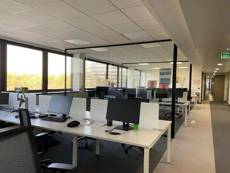 58 Boulevard Gouvion-Saint-Cyr, Paris for lease - Interior Photo - Image 1 of 14