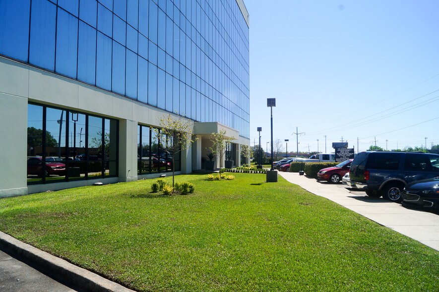 1340 W Tunnel Blvd, Houma, LA à louer - Photo du bâtiment - Image 3 de 12