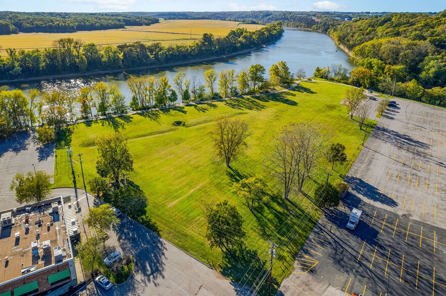 N Riverside Drive, Clarksville, TN for sale - Building Photo - Image 2 of 15