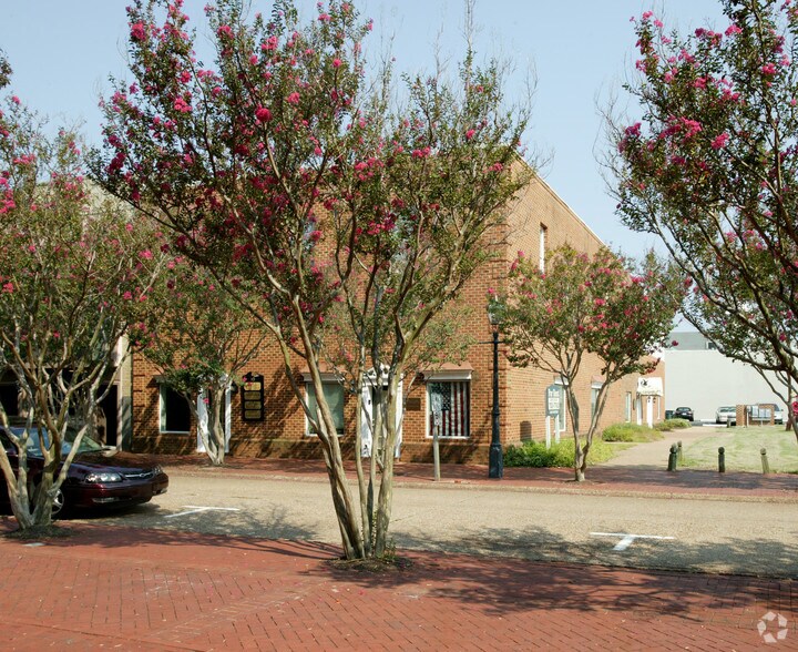 10-14 W Queens Way, Hampton, VA for lease - Building Photo - Image 1 of 5