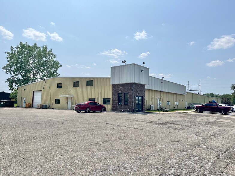 2094 N Boeing Rd, Warsaw, IN à vendre - Photo du bâtiment - Image 2 de 5