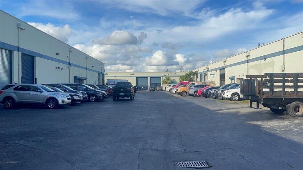 5220 NW 72nd Ave, Miami, FL à vendre - Photo du bâtiment - Image 3 de 8